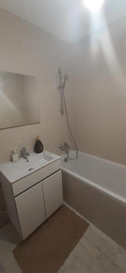 Apartament Central. Bloc Nou. Apartment Bacau Luaran gambar